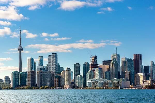Blick auf die Skyline von Toronto an einem sonnigen Tag, Ontario, Kanada — Stockbild