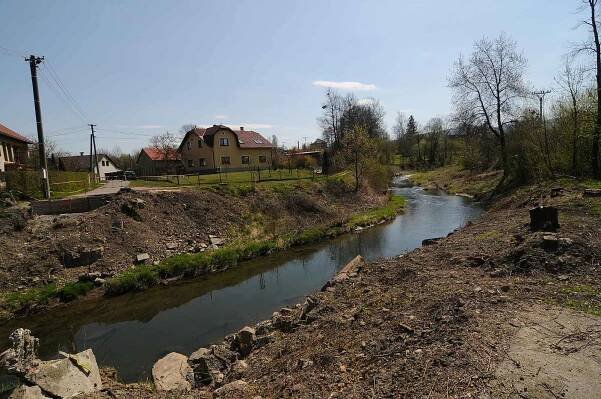 Fryčovicemi protéká říčka Ondřejnice.