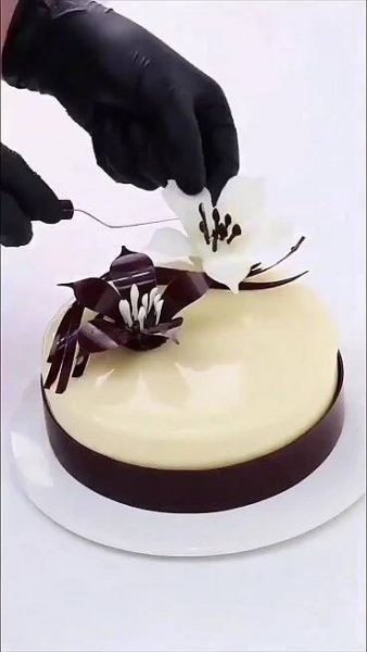 Obsahuje obrázek: The best Video tutorial on cake decoration design tips about flowers.🍰🍰🍰