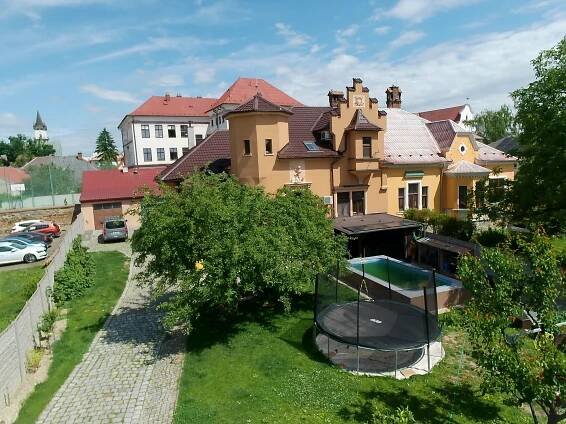Fotografie - Bez označení.Vlevo radnice. - 02.06.2025