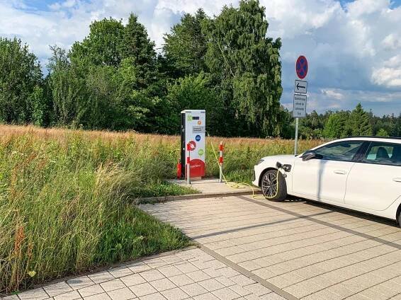 Elekto-Auto lädt am Freibad-Parkplatz seinen Akku