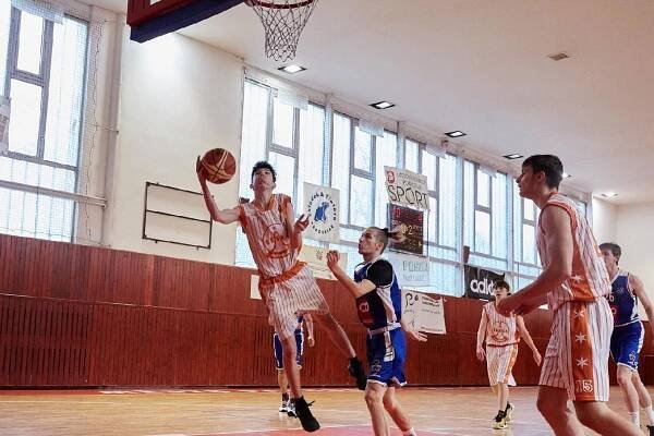Jak junioři konečně udolali Vysokou ve fotografiích Tomáše Adamce | TJ Tesla Pardubice – oddíl basketbalu