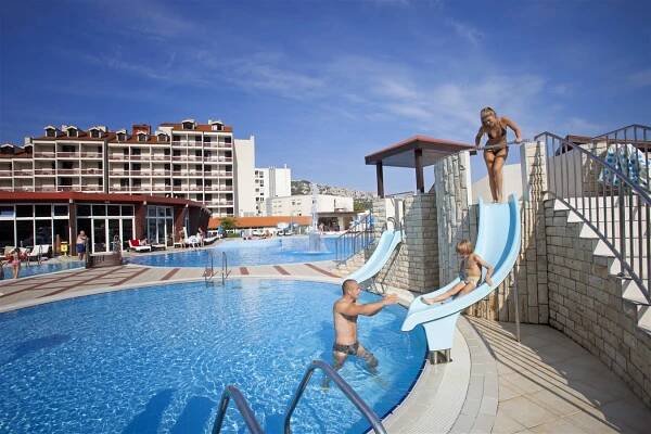 bazén hotelu Corinthia který je k dispozici i klientům ubytovaným ve vile Corinthia