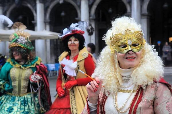 Benátky pobláznil legendární karneval. I svůdník Casanova by se červenal