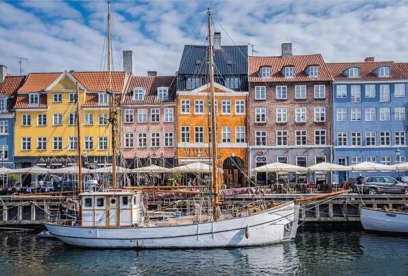 Segelboote auf dem Kanal vor bunten Hausfassaden, Nyhavn, Kopenhagen, Dänemark, Europa, 24.9.2019