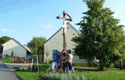 Stavba a svěcení kříže - Oficiální stránky obce Žarošice