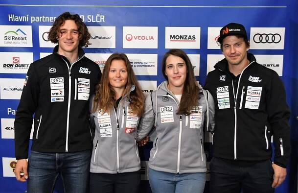 Kryštof Krýzl s reprezentačními kolegy (zleva) Jan Zabystřan, Adriana Jelínková a Gabriela Capová