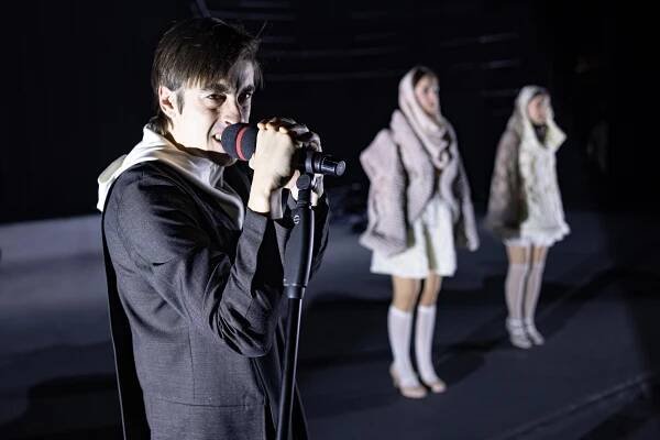 RECENZE: Hamlet jako nekonečný proud otázek