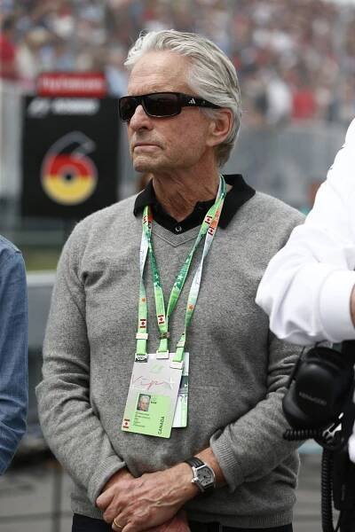 V Kanadě jsou často k vidění i slavná jména z oblasti mimo F1. Na snímku herec Michael Douglas, který loni navštívil závod v Montréalu. Podobně jako kolega z branže Al Pacino