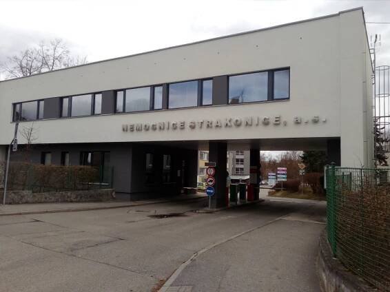 Konec cest pacientů do jiných okresů. Strakonická nemocnice má moderního "obra"