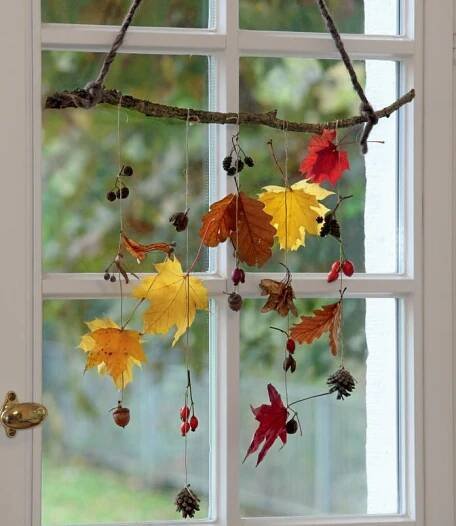 Herbstliche Mobiles aus Blättern und Früchten | Fall crafts, Fall diy, Fall crafts for kids