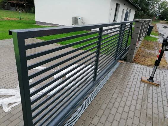 Vjezdové brány, garážová vrata, kovovýroba - KOLÍN