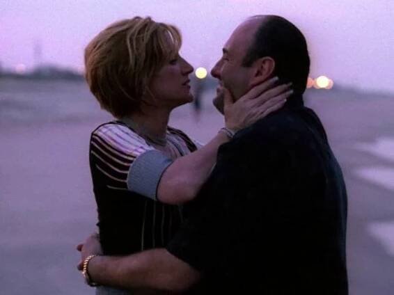 James Gandolfini and Edie Falco in Rodina Sopránů (1999)