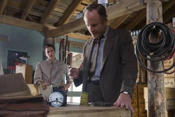 Manhattan - Záskok - Z filmu - Ashley Zukerman, John Benjamin Hickey