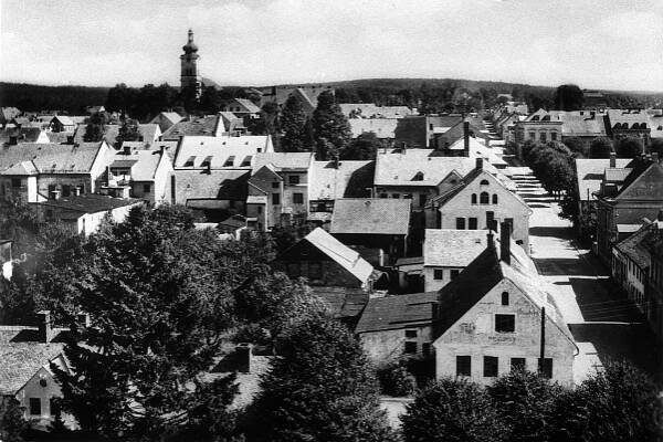 Nové Město pod Smrkem, celkový pohled od západu; po 1945 (sbírka Jiřího Fiedlera).