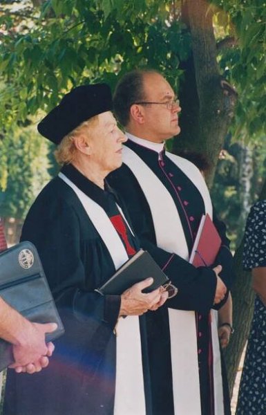 Farářka Církve československé husitské Olga Skálová a Mons. Václav Slouk při žehnání vsypové loučky na brněnském Ústředním hřbitově, 2005