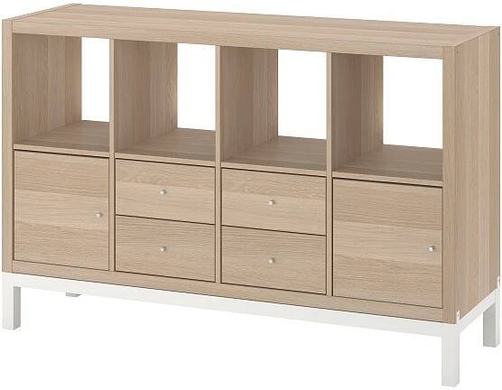 KALLAX: světlé dřevo, otevřené & zásuvkové skladování. Bílý podnoží. Moderní, vzdušný design.