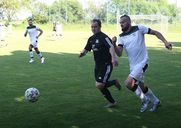 Fotbalisté Pravčic (v černém) v sobotním záchranářském duelu okresního přeboru OFS Kroměříž doma podlehli Němčicím 1:3.