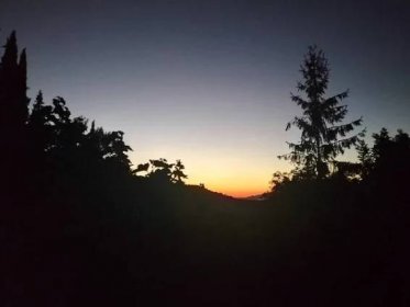 Krásný západ slunce nad horami — Stock obrázek