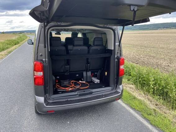 Peugeot e-Traveller - zavazadlový prostor dodávky na elektro