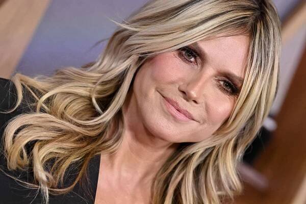 Heidi Klum Goes Makeup-Free to Pose Completely Naked on the Beach