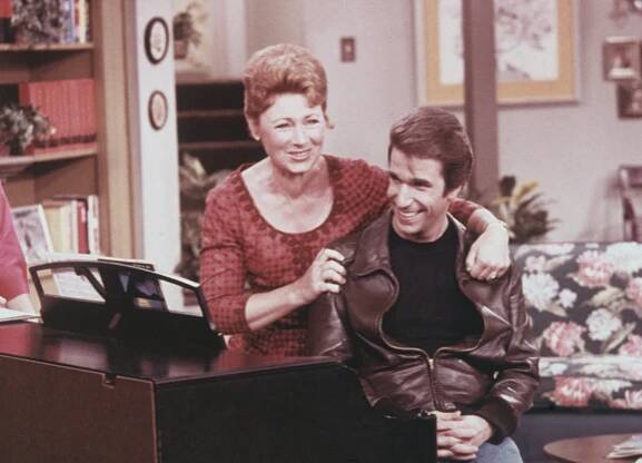 American actors Henry Winkler, as Arthur 'Fonzie' Fonzarelli, and Marion Ross as Marion Cunningham, in a scene from the television sitcom 'Happy Days', circa 1975. 
