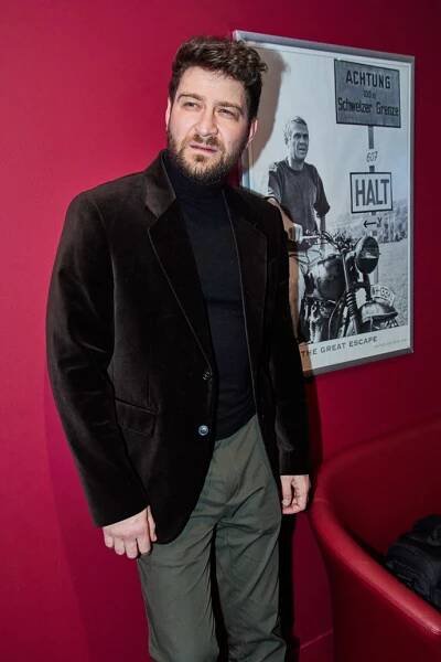 FOTO: Herec Marek Němec vedle plakátu Stevea McQueena. – stránka 52