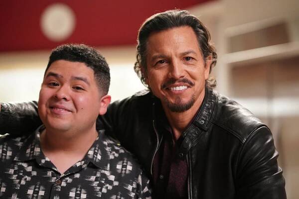 Rico Rodriguez, Benjamin Bratt - Taková moderní rodinka - Tuhý protivník - Z natáčení