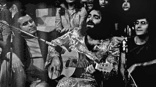 Demis Roussos: Měl božský hlas a svá kila skrýval pod kaftanem. Navzdory obezitě po něm ženy šílely - Médium.cz
