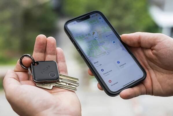 FIXED Tag Smart tracker s podporou Find My, 2 ks černý + bílý - Smarty.cz