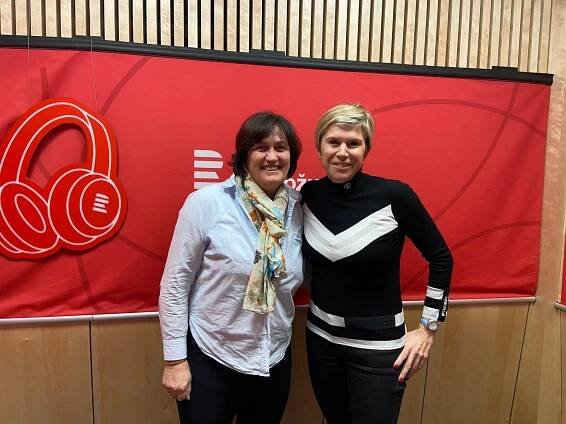 Olga Charvátová-Křížová a moderátorka Kateřina Neumannová | iROZHLAS - spolehlivé zprávy