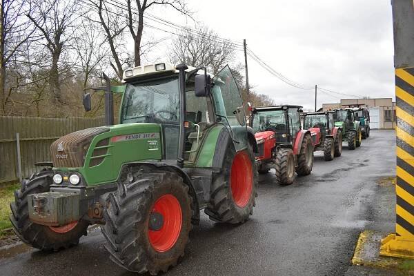 Traktory vyjely do ulic. Zemědělci z Rakovnicka se přidali k protestům