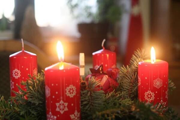 Je na čase zapálit druhou svíčku. Druhá adventní neděle je tady