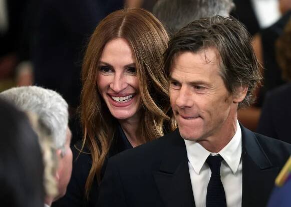 Skutečná vzácnost: Julia Roberts zveřejnila intimní zamilovaný snímek se svým manželem při příležitosti jeho narozenin