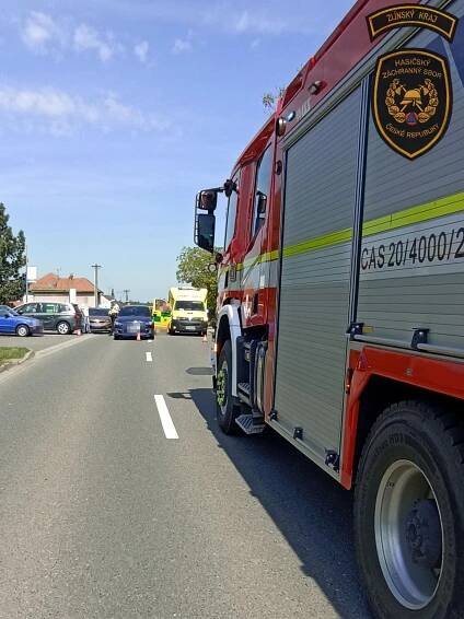 Ve Zlíně – Salaši srazilo auto chodce. Letěl pro něj vrtulník