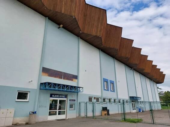 Období výstavby nového stadionu překlene město mobilní ledovou plochou vedle sportovní haly | Uherské Hradiště