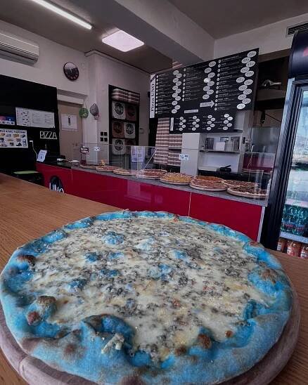 Šmoulí nebo červená. Nabídku v milevské restauraci zpestřily barevné pizzy
