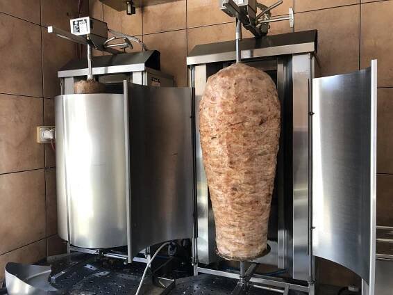 Dürüm kebab s masem a salátem, kebab talíř s hranolky a nápoj
