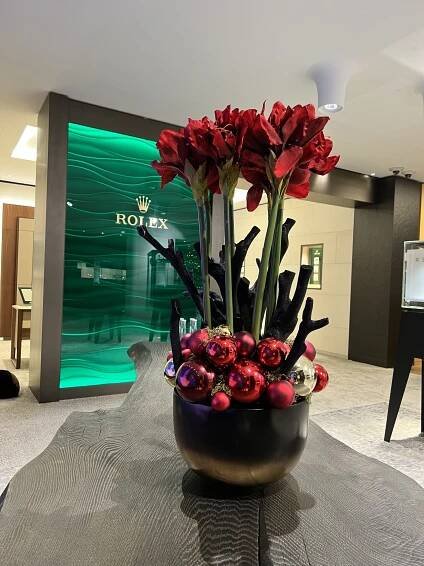 weihnachtsdekoration-schaufensterdekoration-ladendekoration-weihnachtsdeko-blumendekoration-eventkonzept-weihnachtsbäume-weihnachtsbaum-mieten-bas-de-boer-eventstyling_3310
