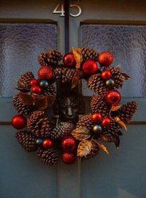12 originálních tipů: jak vybrat vánoční dekorace na dveře (2022) Westwing