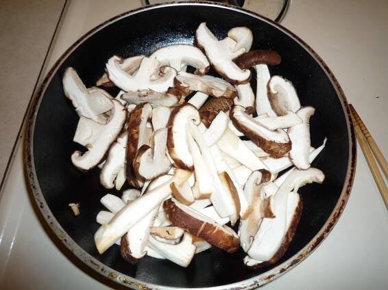 Wafu Pizza 1: 4 Kinoko (Mushroom) creamy pizza - Japanese Build a Meal Food Blog