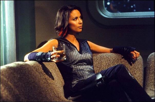 FOTO: Herečka Lexa Doig jako Rommie v seriálu Andromeda. – stránka 50