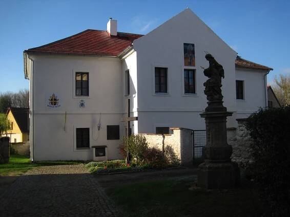 Soubor:Bakov nad Jizerou - fara (2).JPG