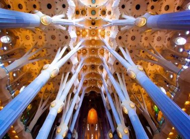 Antonio Gaudí - Interiér baziliky La Sagrada Família
