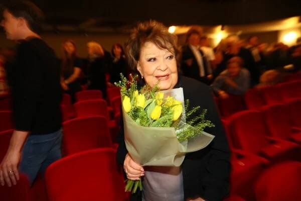 Jiřina Bohdalová po konci představení zamířila za dcerou Simonou Stašovou.