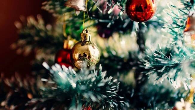 Tradice zdobení vánočních stromků sahá nejméně do 15. století | Plus