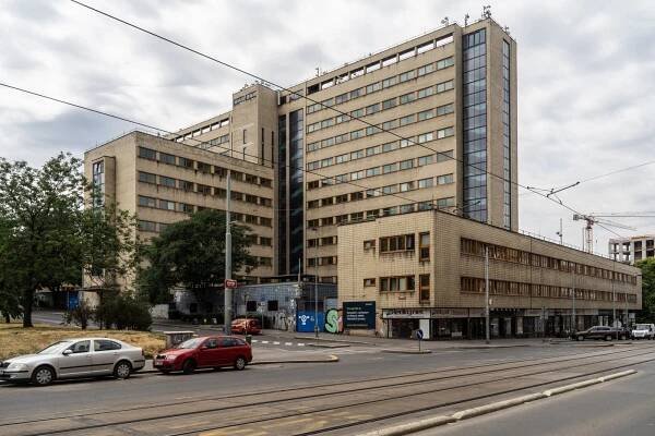 Někdejší sídlo odborů se snad brzy začne měnit. Místo kanceláří v něm budou stovky garsonek