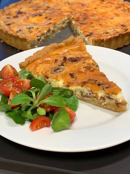 Bezlepkový quiche se slaninou, cibulí a olivami