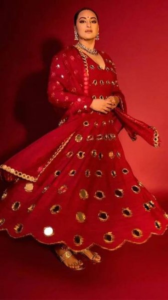Sonakshi Sinha dazzles in festive-inspired ethnic elegance