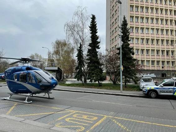 Děsivá nehoda ve Strašnicích: Rozstřelené auto uprostřed křižovatky, další dvě skončila na chodníku!